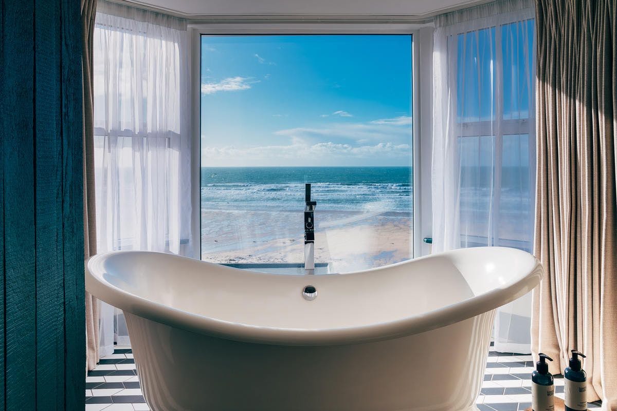 181714-watergate-hotel-sea-view-suite-room-21-bath.jpg